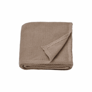 Manta de punto disponible en cuatro colores.